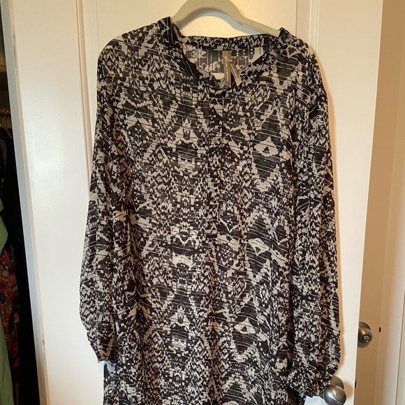 Pennington’s 5x black and white sheer tunic - Picture 1 of 5